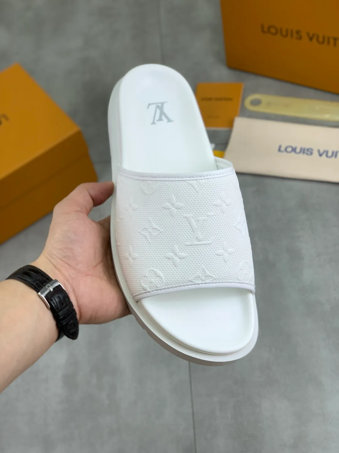 Men's shoes 💰P300💰【New style】🆘 Original quality 【LOUIS VUITTON】The popular Louis Vuitton LV men's slippers on the official website are on sale simultaneously! Original fabric imported from Italy, original factory special supply, code number: 38-44 (45 customized), many colors available